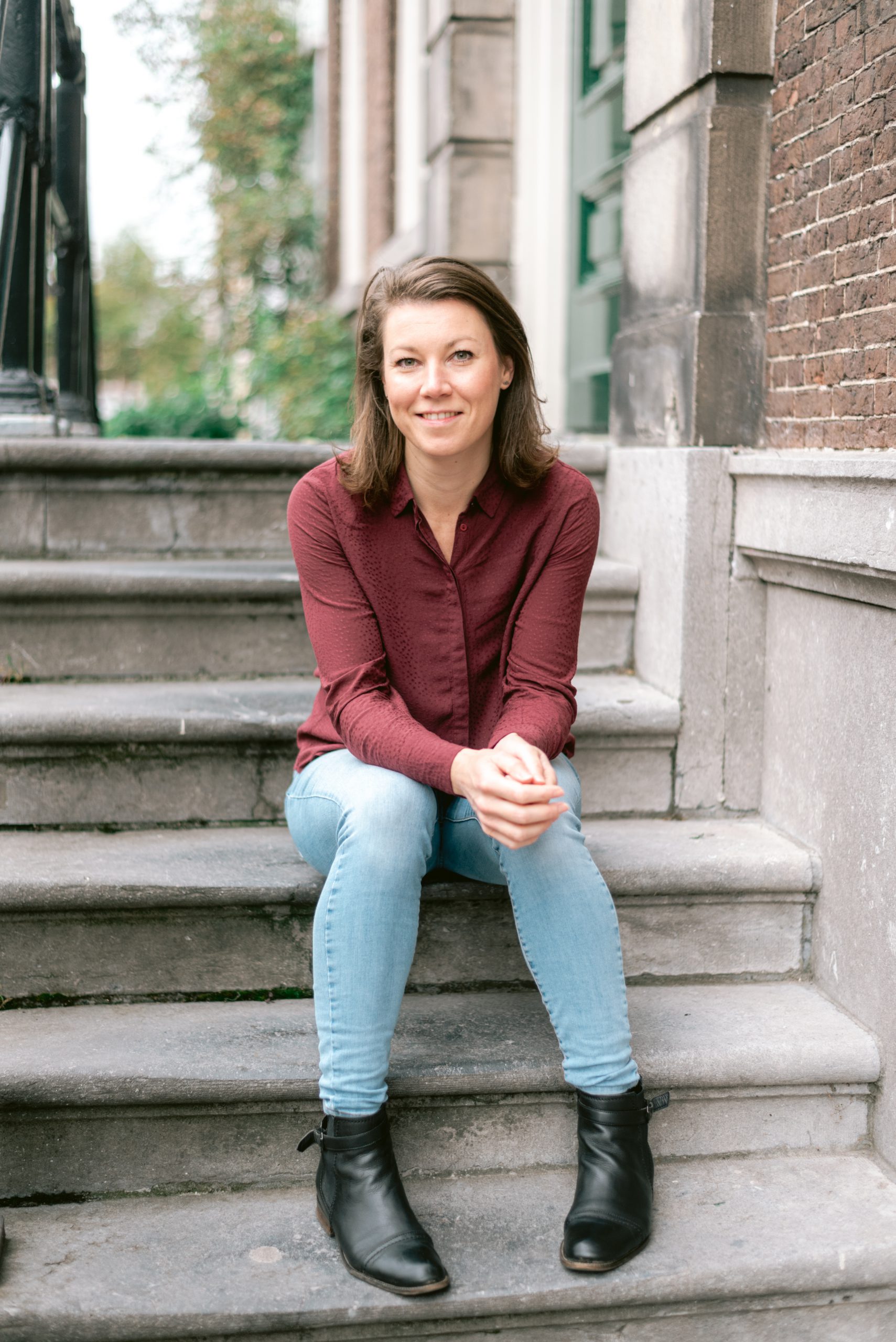 Caja Vrouw op trap